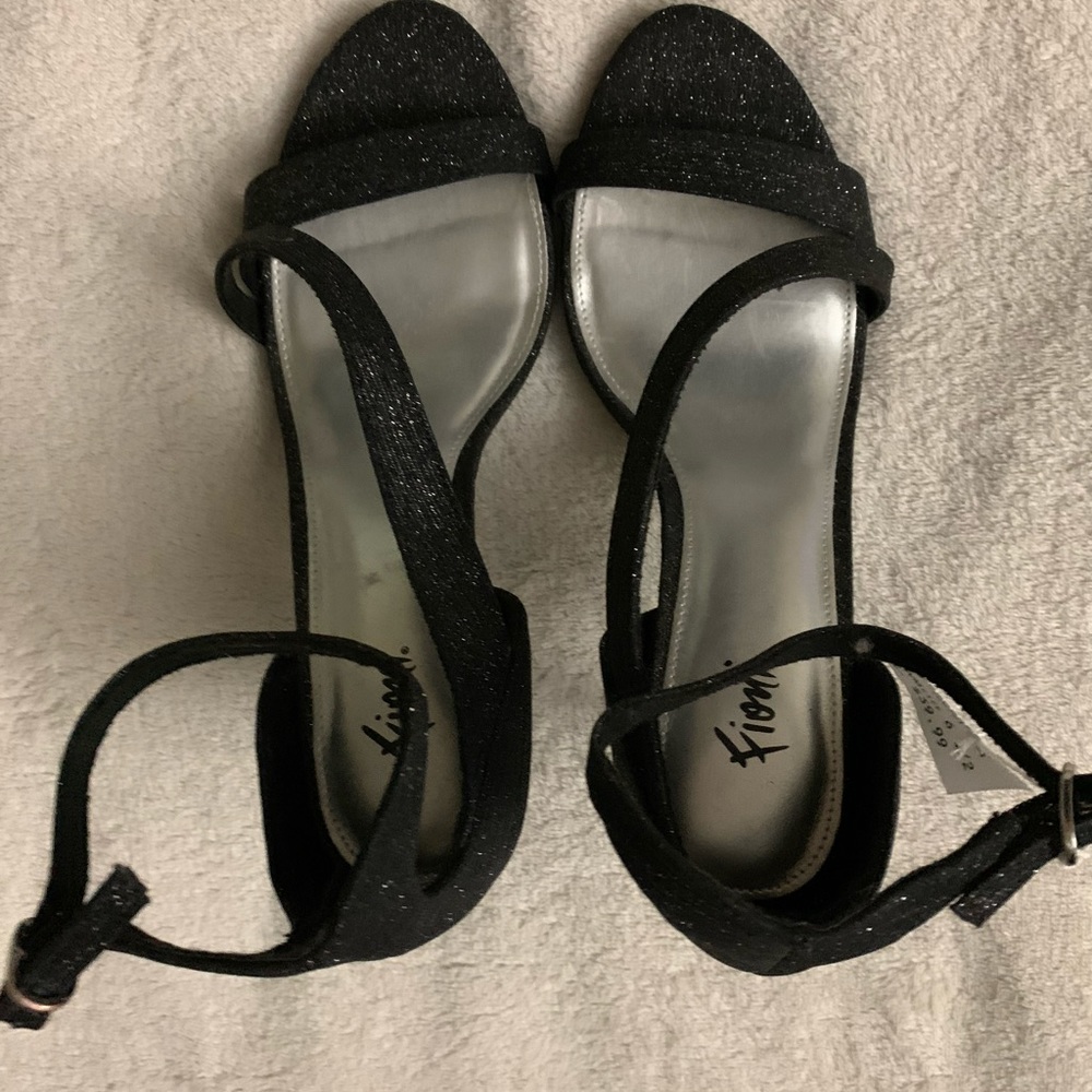 Gorgeous glitter black 3. Inch heels.